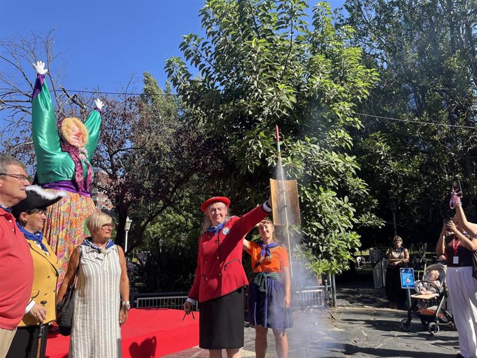Lanzamiento del txupin que inaugura oficialmente el 'Txiki Botxo'