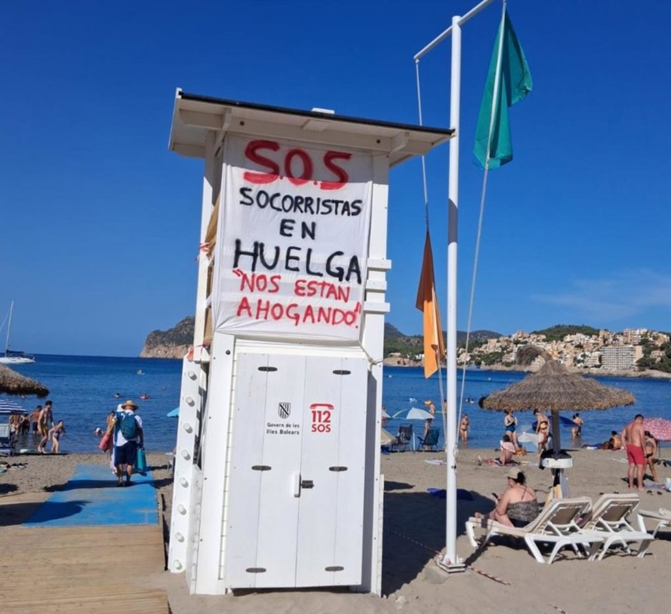 Una de las pancartas colgadas por los socorristas a modo de protesta.