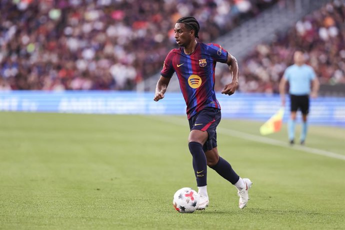 Alejandro Balde, do FC Barcelona, em ação durante o Troféu Joan Gamper, partida de futebol disputada entre o FC Barcelona e o Al-Ahly FC no estádio Spotify Camp Nou, em 19 de agosto de 2026, em Barcelona, Espanha.