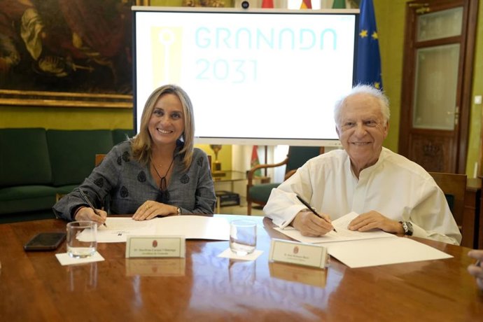 Imagen de la alcaldesa de Granada, Marifrán Carazo, y el guitarrista Pepe Romero.