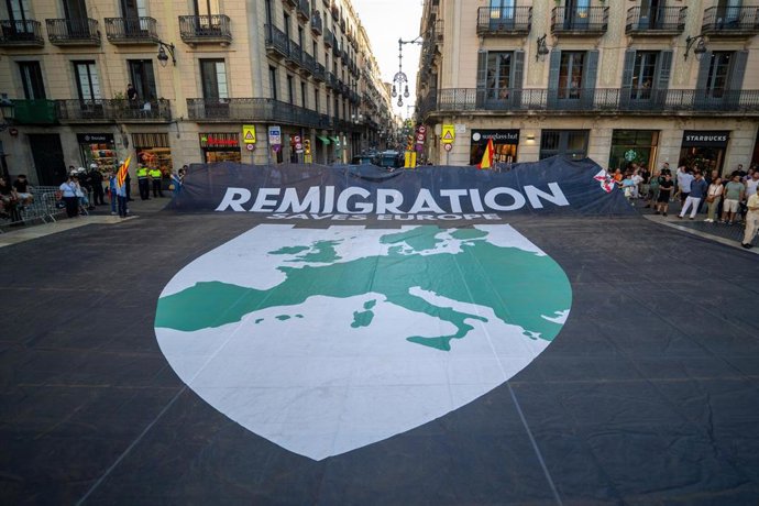 Varias personas durante una concentración de 'Save Europe Act', en la plaza de Sant Jaume