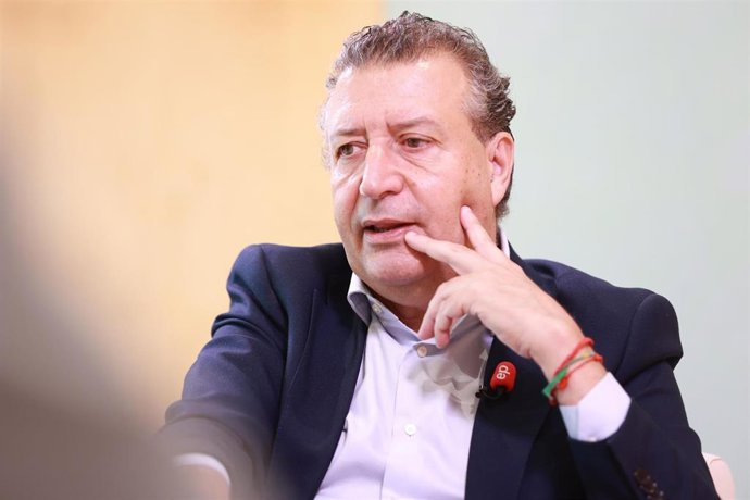 Archivo - El presidente de la Diputación, Javier Fernández, en una entrevista de Europa Press