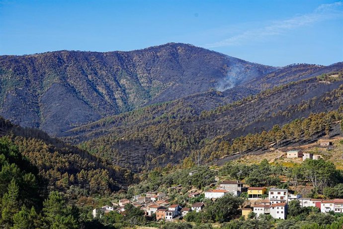 Vista del paisaje de Nuñomoral con una columna de humo en el bosque, a 21 de agosto de 2026, en Nuñomoral, Cáceres, Extremadura (España). El incendio se encuentra desde el viernes estabilizado, aunque no está extinguido ni controlado.