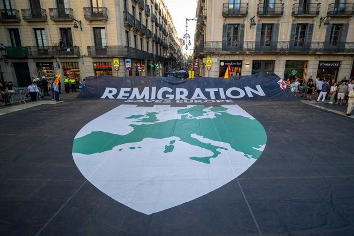 Diverses persones durant una concentració de 'Save Europe Act', a la plaça de Sant Jaume