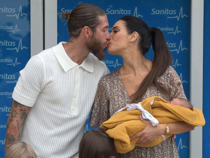 Archivo - Sergio Ramos y Pilar Rubio en la puerta del hospital tras el nacimiento de su último hijo