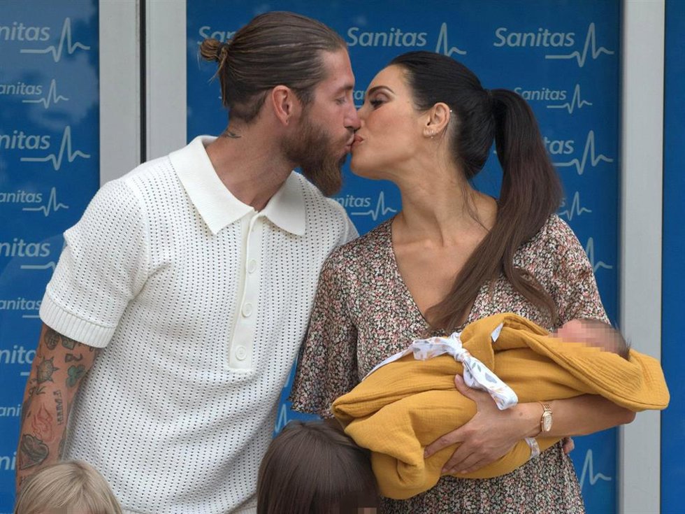 Archivo - Sergio Ramos y Pilar Rubio en la puerta del hospital tras el nacimiento de su último hijo