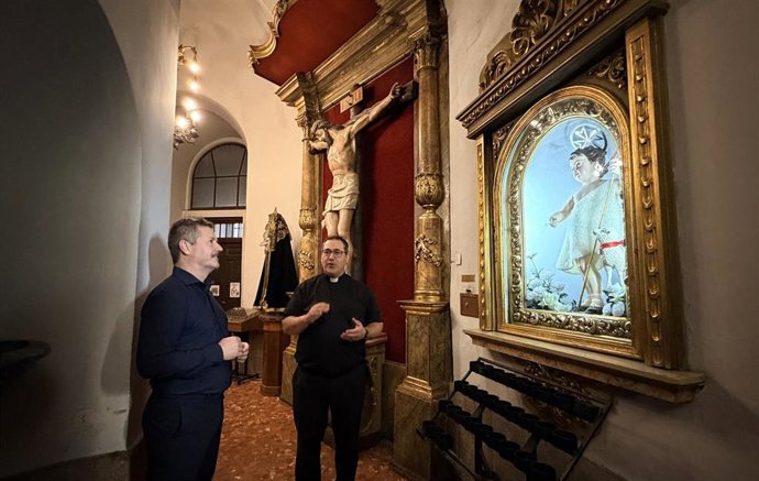 El consejero de Cultura, Turismo y Deporte, Mariano de Paco Serrano, visita la iglesia de Santiago y San Juan.