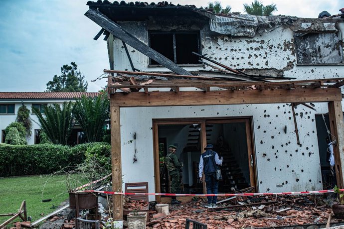 Archivo - GOMA, March 11, 2026  -- Rescue workers check damages after a drone attack in Goma, eastern Democratic Republic of the Congo (DRC), on March 11, 2026. Explosions were heard on Wednesday morning. The March 23 Movement (M23) rebel group attributed