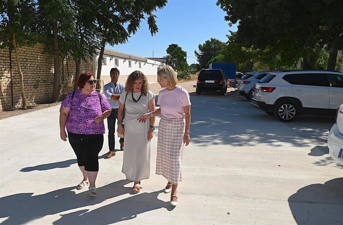 La alcaldesa de Jerez de la Frontera (Cádiz), María José García-Pelayo, visita las obras de acondicionamiento ejecutadas en una parte del antiguo canal de riego de Torremelgarejo,