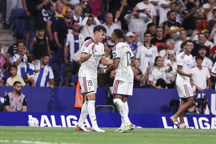 Carlos Espí celebra su gol en el Espanyol-Real Madrid con Kylian Mbappé