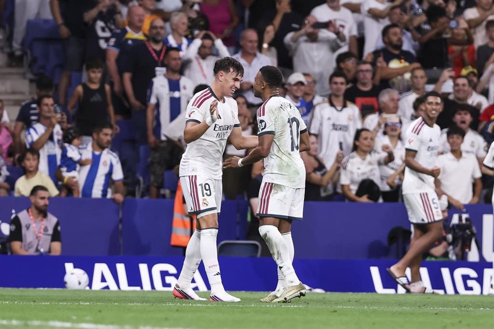 Carlos Espí celebra su gol en el Espanyol-Real Madrid con Kylian Mbappé