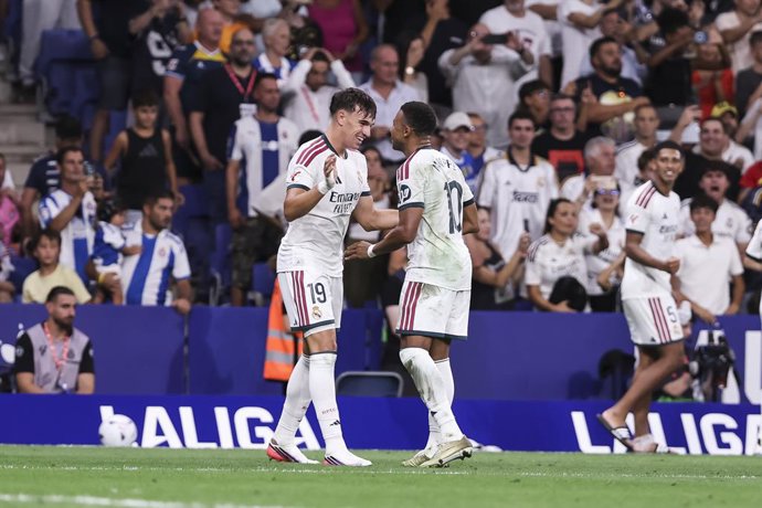 Carlos Espi, do Real Madrid CF, comemora um gol com Kylian Mbappé durante a partida de futebol da LaLiga EA Sports, disputada entre o RCD Espanyol e o Real Madrid CF no Estádio RCDE, em 22 de agosto de 2026, em Cornellá, Espanha.