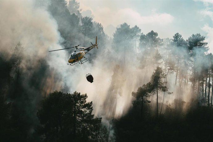 Un helicóptero del Plan Infoex interviene en un incendio declarado en Extremadura.
