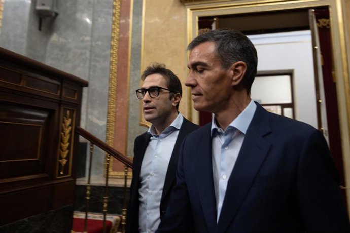 Archivo - El presidente del Gobierno, Pedro Sánchez, y el ministro de Economía, Carlos Cuerpo, en imagen de archivo 
