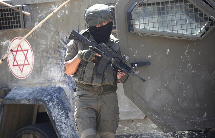 20 de agosto de 2026, Nablus, Palestina: Um soldado israelense assume posição durante uma operação no campo de refugiados de Balata, a leste de Nablus, na Cisjordânia. Operações e prisões que têm como alvo palestinos em campos de refugiados localizados em