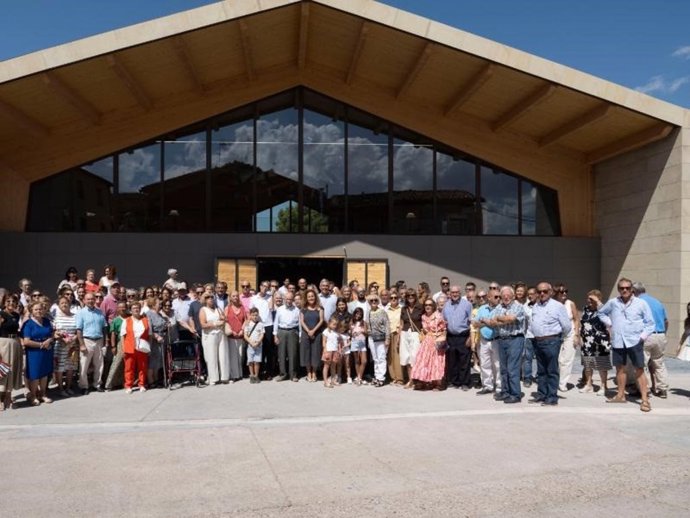 El presidente de La Rioja, Gonzalo Capellán, y la delegada del Gobierno, Beatriz Arraiz, han participado en la inauguración del nuevo centro de actividad cultural y usos múltiples de Azofra