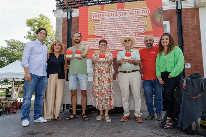 Los premiados del Concurso Nacional del Tomate Antiguo 2026, junto a las autoridades