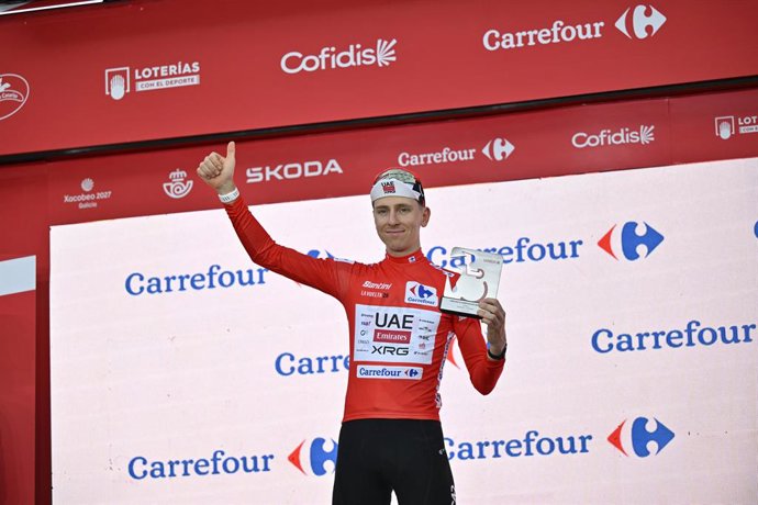 O ciclista Tadej Pogacar recebe a camisa vermelha de líder na primeira etapa da Volta Ciclística à Espanha, em 22 de agosto de 2026, em Mônaco (França). A Volta Ciclística da Espanha 2026 começa hoje, 22 de agosto, em Mônaco, e termina no domingo, 13 de s