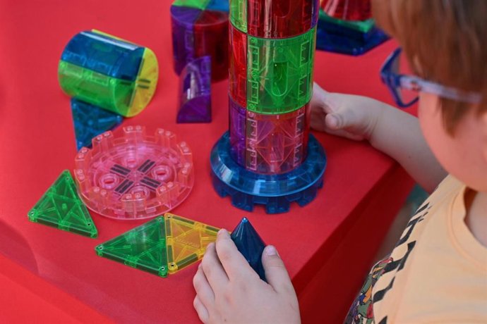 El programa 'Jugamos en Feria. Juegos Inclusivos', impulsado por el Área de Familia, Inclusión e Igualdad del Ayuntamiento de Almería.