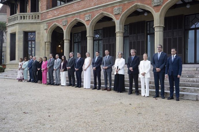 Archivo - El Lehendakari, Imanol Pradales, junto a los consejeros del Gobierno Vasco posan durante el primer Consejo del Gobierno vasco en el Palacio Miramar de Donostia-San Sebastián