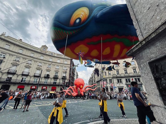 Bali y Pulpo se cruzan al inicio del desfile