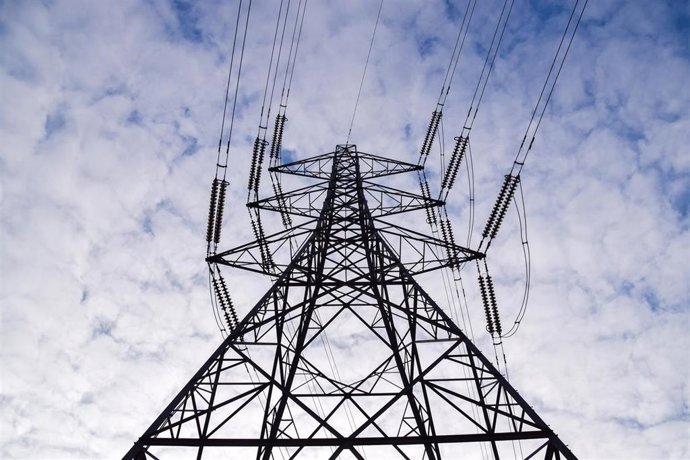 Archivo - Torre del tendido eléctrico en Reino Unido (archivo)