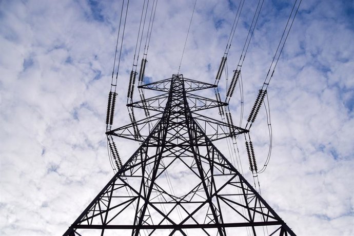 Archivo - December 2, 2022, London, United Kingdom: General view of an electricity transmission tower, also known as a pylon, in London.