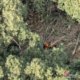 Rescatan a un joven trabajador indispuesto en una zona de difícil acceso en Santa Colomba de Somoza (León)