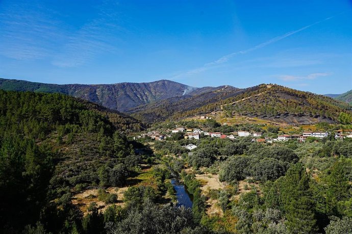 Vista del paisaje de Nuñomoral con una columna de humo en el bosque, a 21 de agosto de 2026, en Nuñomoral, Cáceres, Extremadura (España).