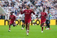 El Liverpool de Iraola y Víctor Muñoz salva el debut en el 99'