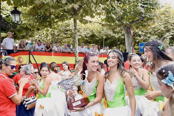 'Voloteando' Gana El Concurso De Carrozas De La Gala Floral De Torrelavega