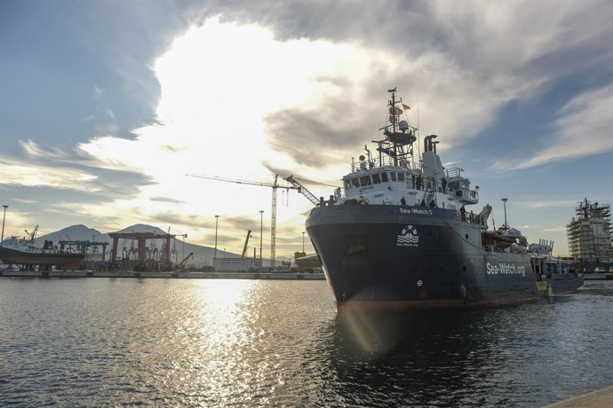 Archivo - Arquivo - Nápoles, Itália: O Sea Watch 5 chega ao cais 32 do porto de Nápoles. Cerca de 124 migrantes desembarcam. Durante a noite de 26 de setembro de 2025, o navio humanitário é alvejado por tiros disparados por uma lancha de patrulha líbia, m