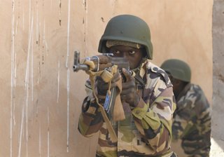 Archivo - November 2, 2020, Agadez, Niger: Soldiers with the Niger Armed Forces during a small unit tactics and operations training taught by the U.S. Air Force 409th Expeditionary Security Forces Squadron Forces at Nigerian Air Base 201 February 11, 2020