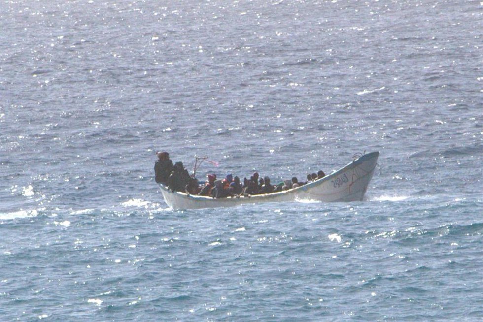 Archivo - Embarcación con migrantes en aguas del Atlántico (archivo)