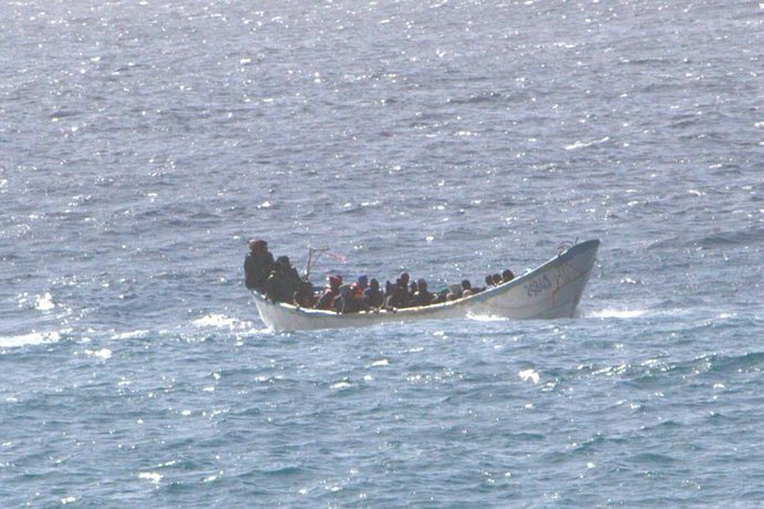 Archivo - December 26, 2020, Tenerife, Spain: A canoe with 61 sub-Saharan migrants on board was intercepted on Saturday while sailing towards the island of Tenerife, according to sources from the Maritime Rescue...The cayuco, located by the Salvamar Alphe