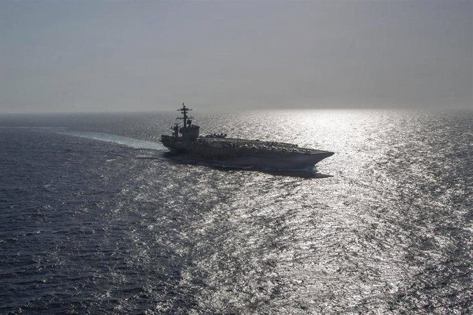 Archivo - Un portaaviones del Ejército de Estados Unidos desplegado en el mar Arábigo. Imagen de archivo