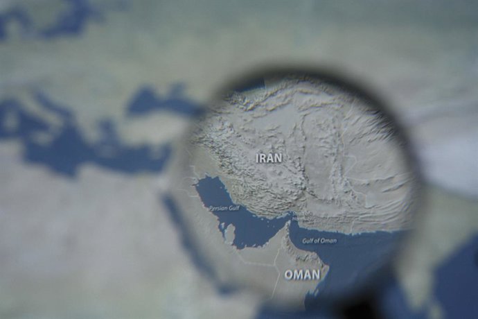 6 de agosto de 2026, Taichung, Taiwan: Uma imagem ampliada de um mapa, vista através de uma lupa portátil, mostra o Golfo Pérsico, o Irã, o Estreito de Ormuz, o Golfo de Omã e Omã.