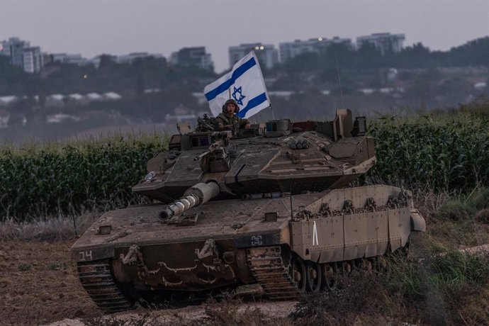 Archivo - Arquivo - Imagem de arquivo de um militar israelense em um tanque próximo à Faixa de Gaza.