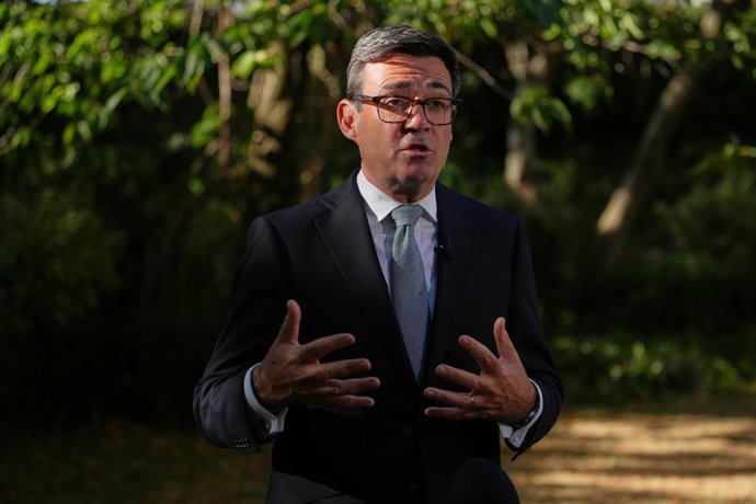 12 de agosto de 2026, Reino Unido, Londres: O primeiro-ministro do Reino Unido, Andy Burnham, fala à imprensa após presidir uma reunião de emergência do Comitê Cobra sobre a resposta em andamento do Reino Unido ao calor extremo, aos incêndios florestais e