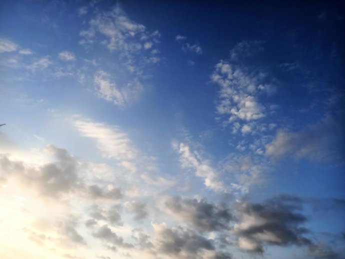Archivo - Imagen de archivo de nubes en el cielo de València.