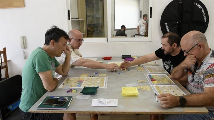 La Asociación Dando Juego Albacete ha reunido en la ciudad a decenas de autores, aficionados y profesional del sector en un evento que con el nombre 'Protos y Miguelitos'