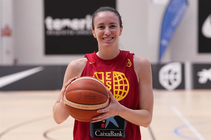 Aina Ayuso posa para Europa Press tras un entrenamiento de la selección española para prepara el Mundial 2026
