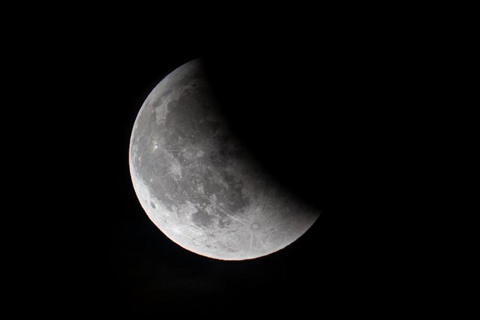 Archivo - Vista del eclipse lunar, a 7 de septiembre de 2025, en Barcelona, Catalunya (España). Durante el fenómeno astronómico la Tierra se interpone entre el Sol y la Luna proyectando su sombra sobre el satélite.  Además, durante unos minutos, la Luna a