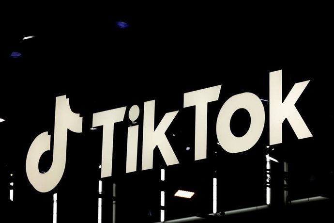 Archivo - FILED - 24 August 2022, North Rhine-Westphalia, Cologne: FILE PHOTO - The logo of Tik Tok is seen at Gamescom. Photo: Rolf Vennenbernd/dpa