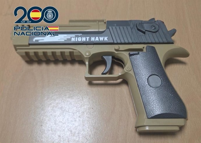 Pistola similuada que le fue incautada al varón de 27 años.