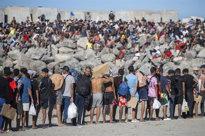 igrantes en la playa del Trampolín. 