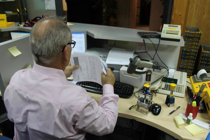 Archivo - FUNCIONARIO, OFICINA, TRABAJADOR, 