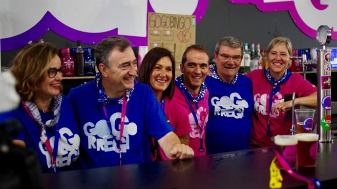 Los representantes del PNV, encabezados por el presidente del EBB, Aitor ESteban, y el del BBB, Iñigo Ansola, en la txosna de Gogorregi en Aste Nagusia de Bilbao 2025