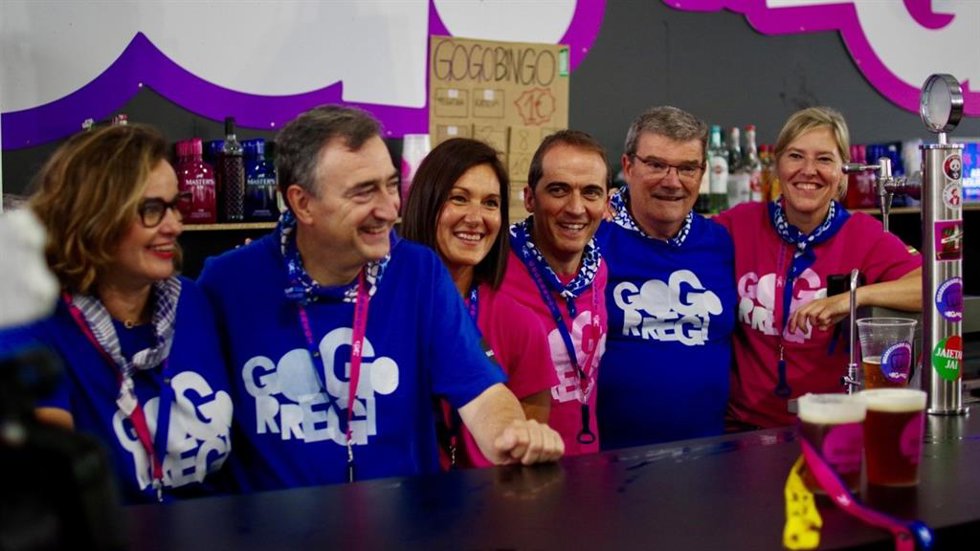 Los representantes del PNV, encabezados por el presidente del EBB, Aitor ESteban, y el del BBB, Iñigo Ansola, en la txosna de Gogorregi en Aste Nagusia de Bilbao 2025