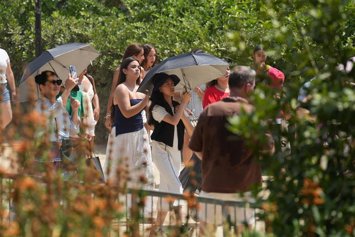 Varios turistas caminan en Barcelona